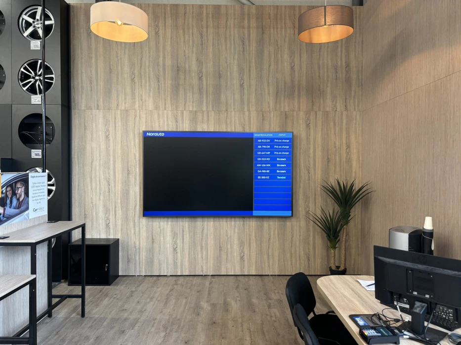 Intérieur de bureau moderne avec projecteur professionnel au premier plan