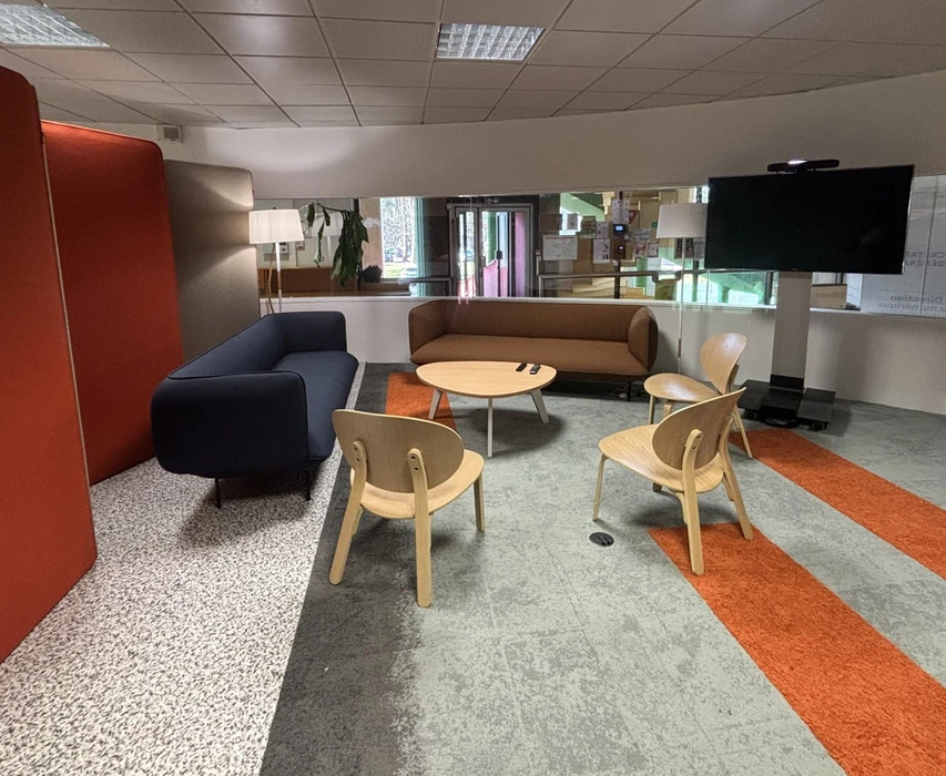 Intérieur de bureau moderne avec projecteur professionnel au premier plan
