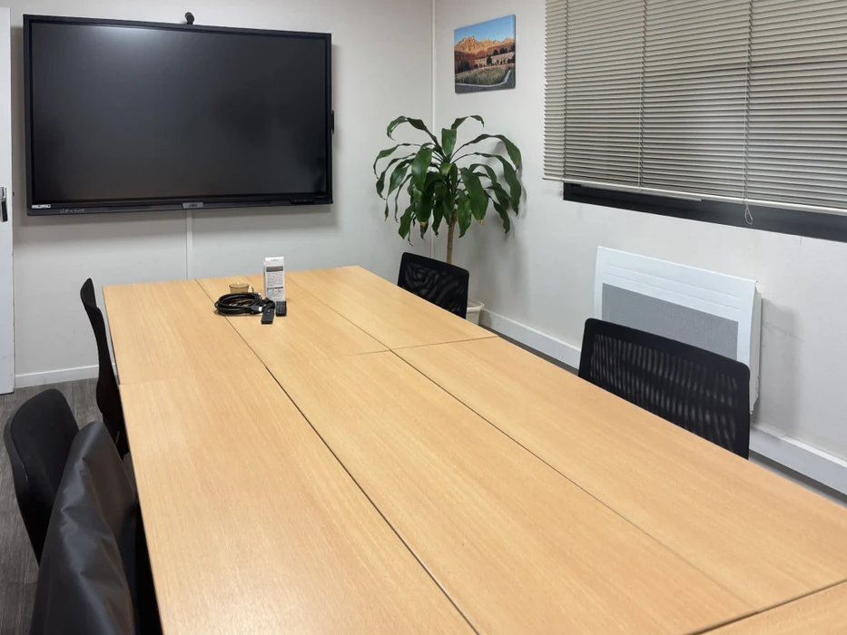 Intérieur de bureau moderne avec projecteur professionnel au premier plan