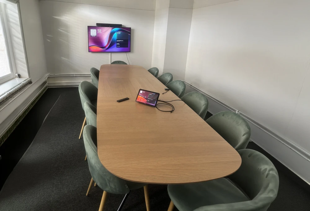 Intérieur de bureau moderne avec projecteur professionnel au premier plan
