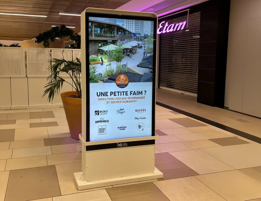 Intérieur moderne avec projecteur professionnel blanc en fonctionnement, objectif éclairé en bleu, positionné sur surface claire