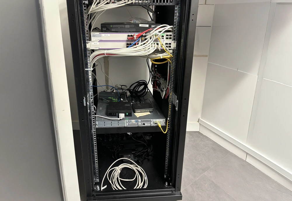 Intérieur de bureau moderne avec projecteur professionnel au premier plan