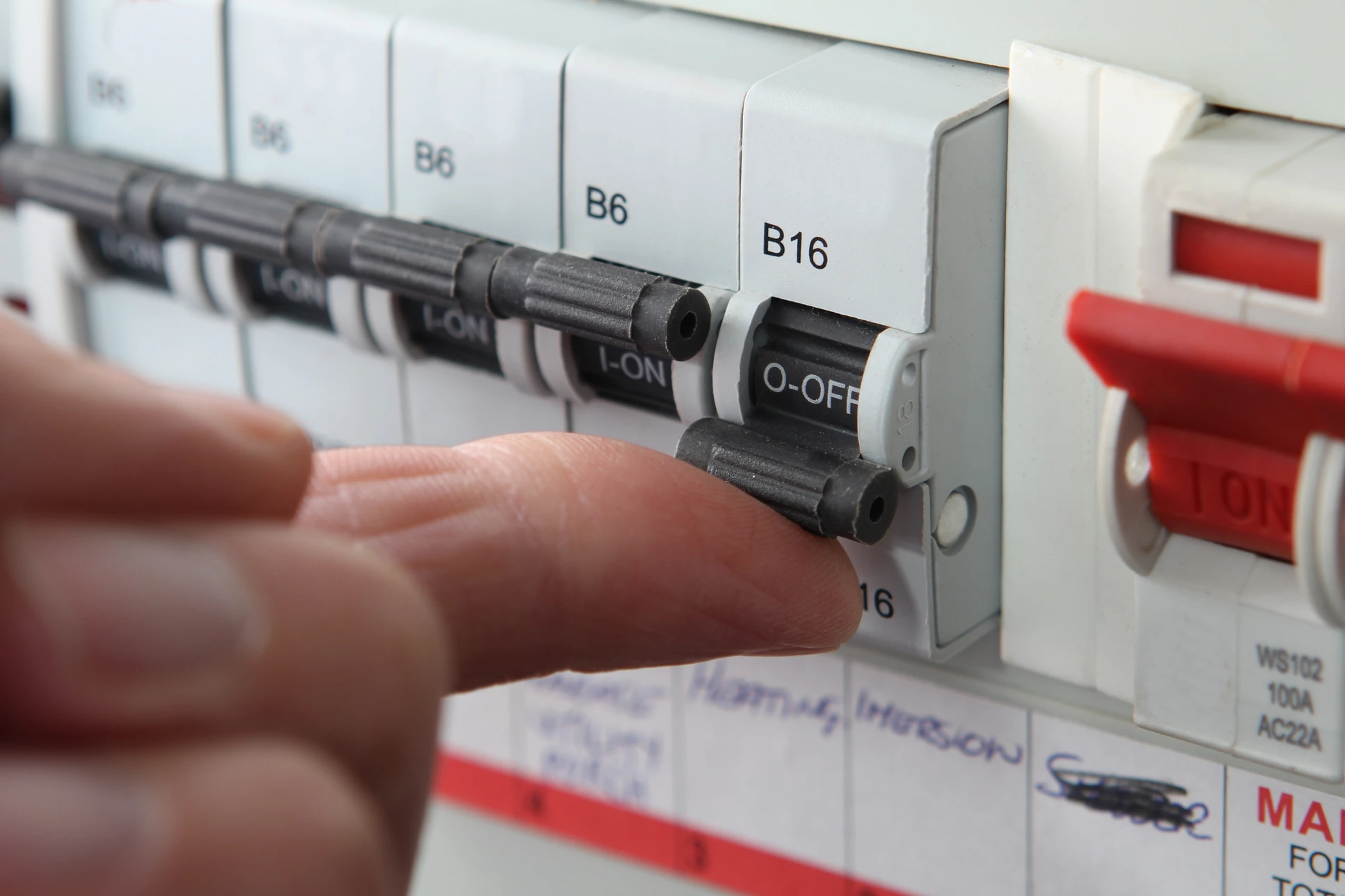 Électricien installant des prises murales dans un intérieur résidentiel