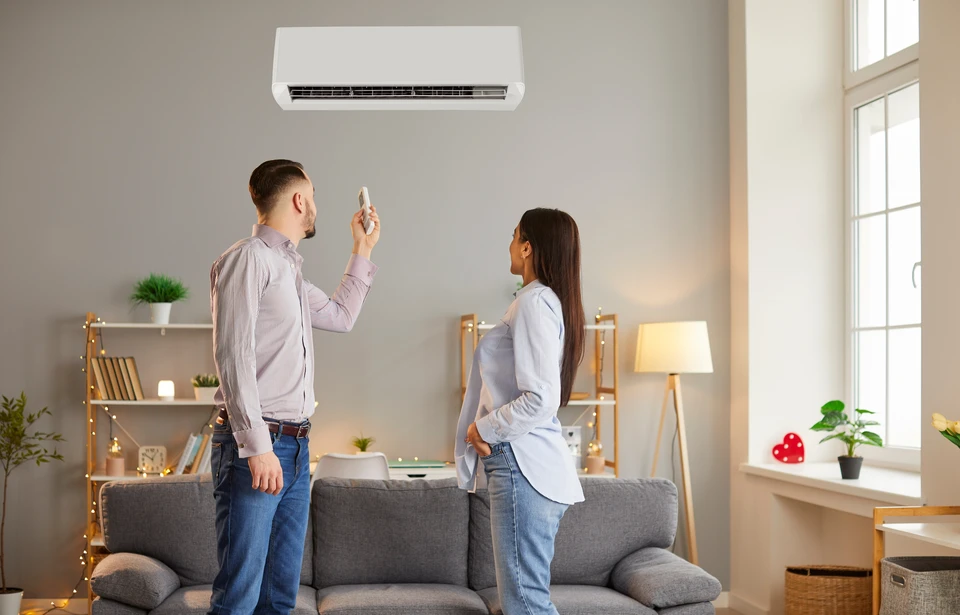 Intérieur moderne avec climatiseur mural blanc installé près du plafond