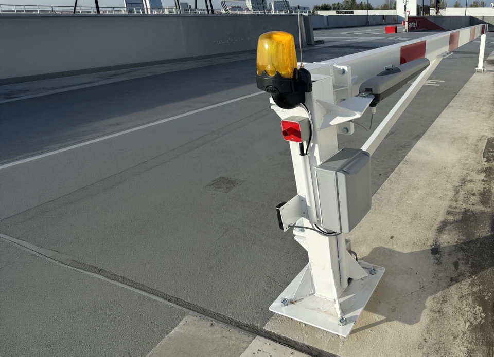 Camionnettes &eacute;lectriques avec station de charge pour v&eacute;hicules &eacute;lectriques
