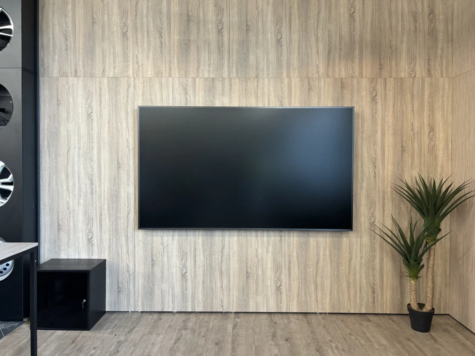Salle de r&eacute;union ou de vie d'entreprise moderne &eacute;quip&eacute;e d'un syst&egrave;me audiovisuel int&eacute;gr&eacute; professionnel&nbsp;: murs &eacute;pur&eacute;s, large &eacute;cran de vid&eacute;oconf&eacute;rence haute d&eacute;finition int&eacute;gr&eacute;, syst&egrave;me sonore discret, c&acirc;blage et technologies de pointe invisibles ou &eacute;l&eacute;gamment int&eacute;gr&eacute;s, mobilier professionnel contemporain. L'image doit mettre en &eacute;vidence le caract&egrave;re &laquo; sur mesure &raquo; et haute technologie de l'installation, montrant une solution audiovisuelle sophistiqu&eacute;e et connect&eacute;e adapt&eacute;e &agrave; une entreprise moderne.